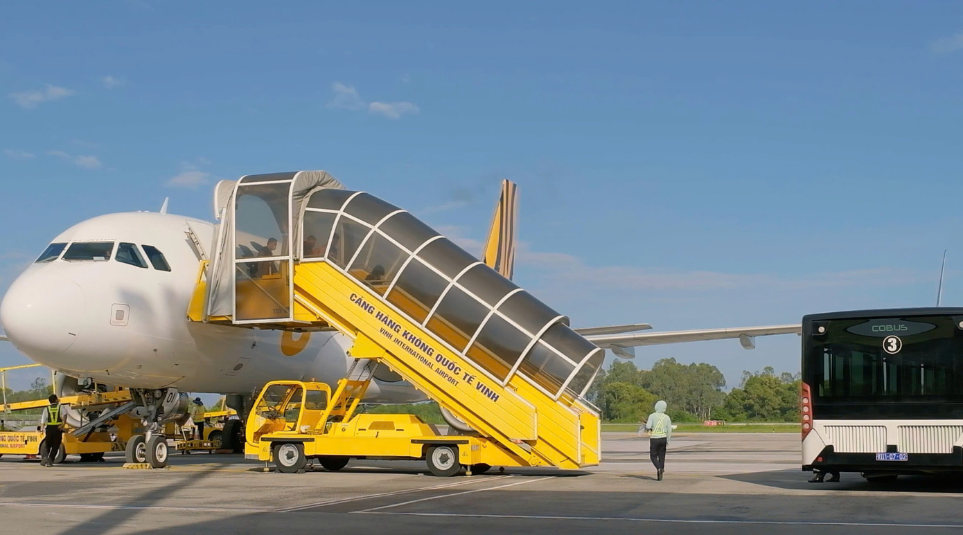 Sân đỗ máy bay có tổng diện tích 38.348 m2, hiện đáp ứng 7 vị trí đỗ. Sắp tới, hạng mục này sẽ được cải tạo để bảo đảm khai thác 9 vị trí đỗ cho máy bay thân hẹp (code C), kinh phí 236 tỷ đồng. Sân đỗ máy bay có tổng diện tích 38.348 m2, hiện đáp ứng 7 vị trí đỗ. Sắp tới, hạng mục này sẽ được cải tạo để bảo đảm khai thác 9 vị trí đỗ cho máy bay thân hẹp (code C), kinh phí 236 tỷ đồng.