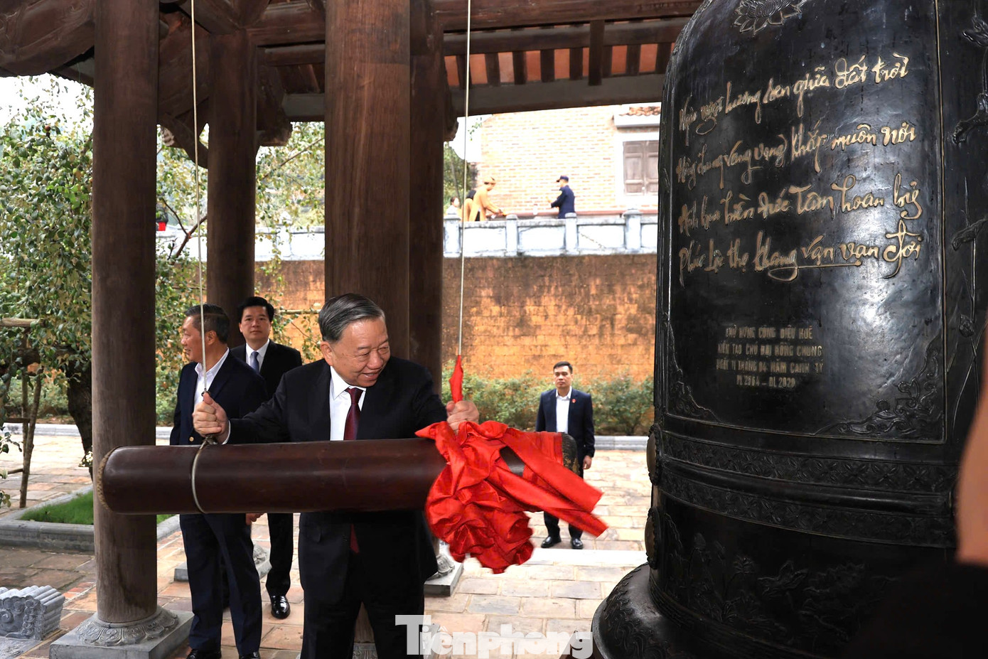 Tổng Bí thư Tô Lâm thỉnh chuông tại đền Chung Sơn