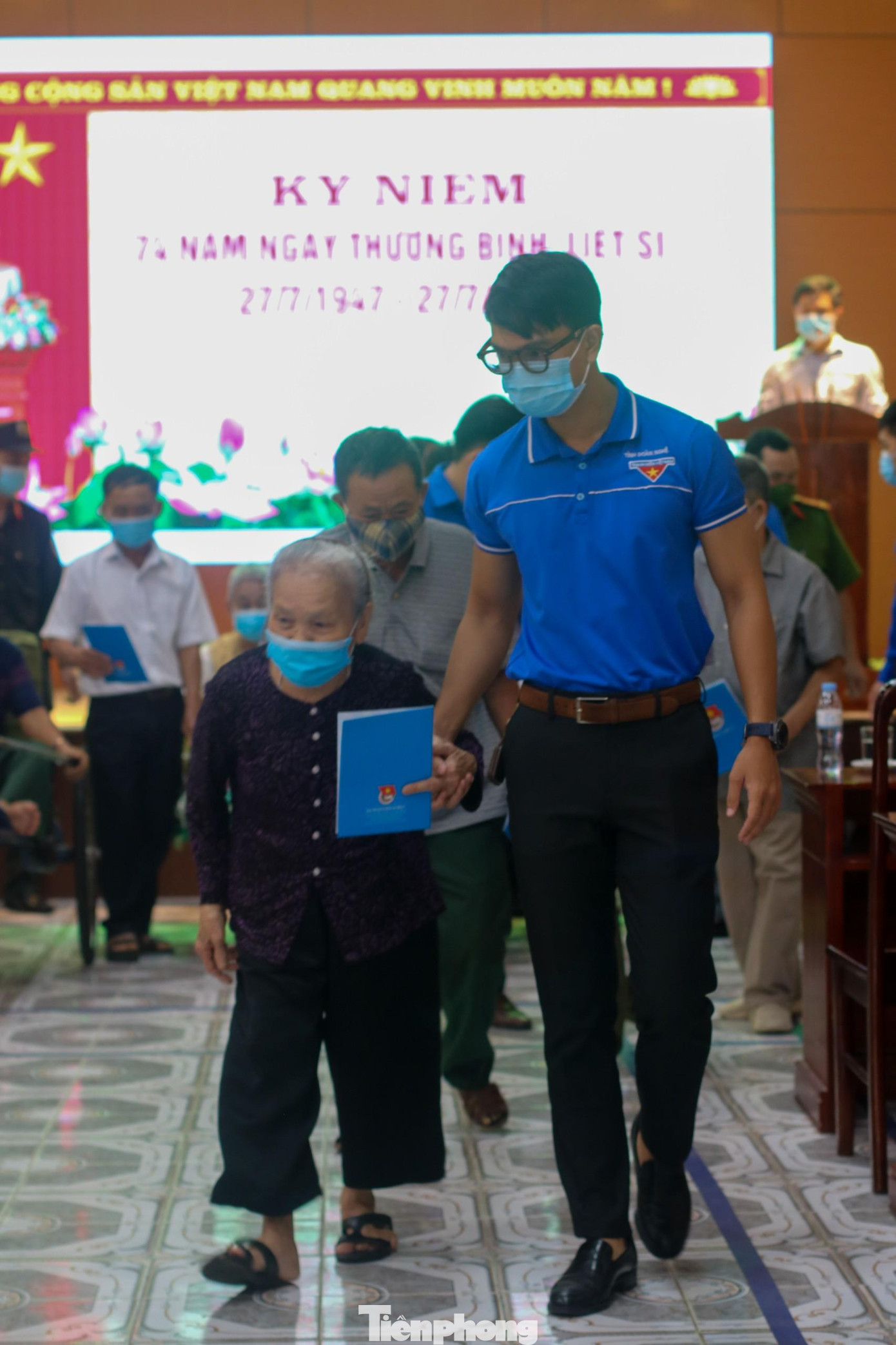 Những ngày này, các bác ấm lòng hơn khi được các cơ quan, đơn vị đến thăm hỏi, động viên.