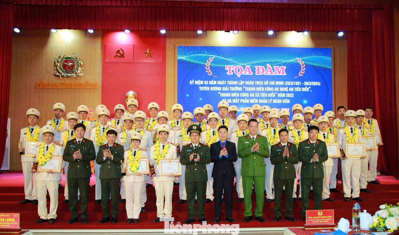 40 cán bộ, đoàn viên Thanh niên Công an Nghệ An tiêu biểu và Thanh niên Công an xã tiêu biểu được tuyên dương.