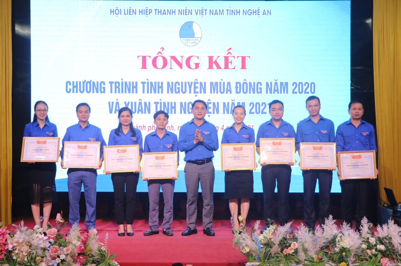 Tặng Bằng khen của Ban Thư ký Hội LHTN tỉnh Nghệ An cho tập thể và cá nhân vì “Đã có thành tích xuất sắc trong chương trình Tình nguyện mùa Đông năm 2020 và Xuân tình nguyện năm 2021”