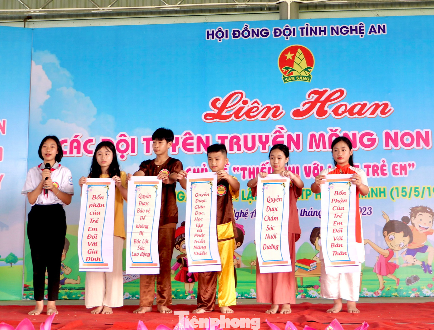 Tại phần thi Chào hỏi, các đội tuyển lần lượt ra mắt chào khán giả thông qua việc giới thiệu các thành viên trong đội, những hoạt động và thành tích nổi bật của Liên đội về công tác truyền thông theo chủ đề của Liên hoan qua các hình thức: Thơ, ca, hò, vè, kịch…