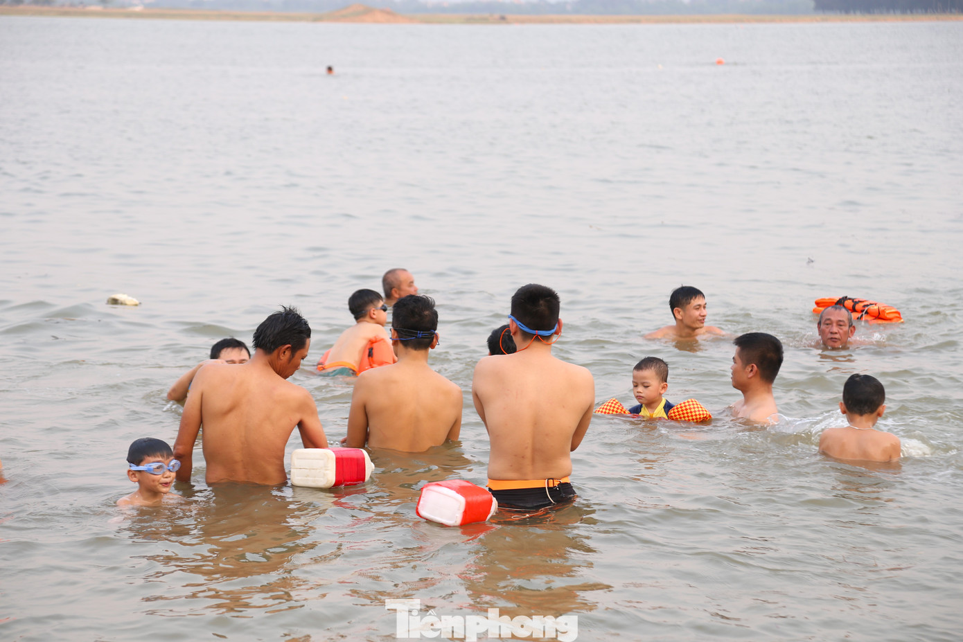 Một số người dân tận dụng chai nhựa, thùng xốp làm “vật bất ly thân” khi xuống tắm sông.