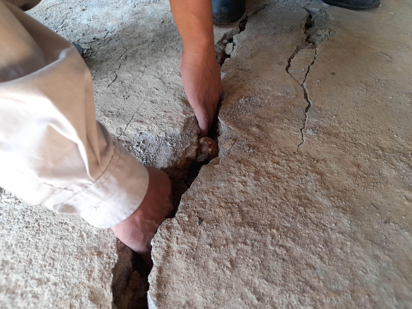 Những vết nứt ngày càng dài, rộng hơn