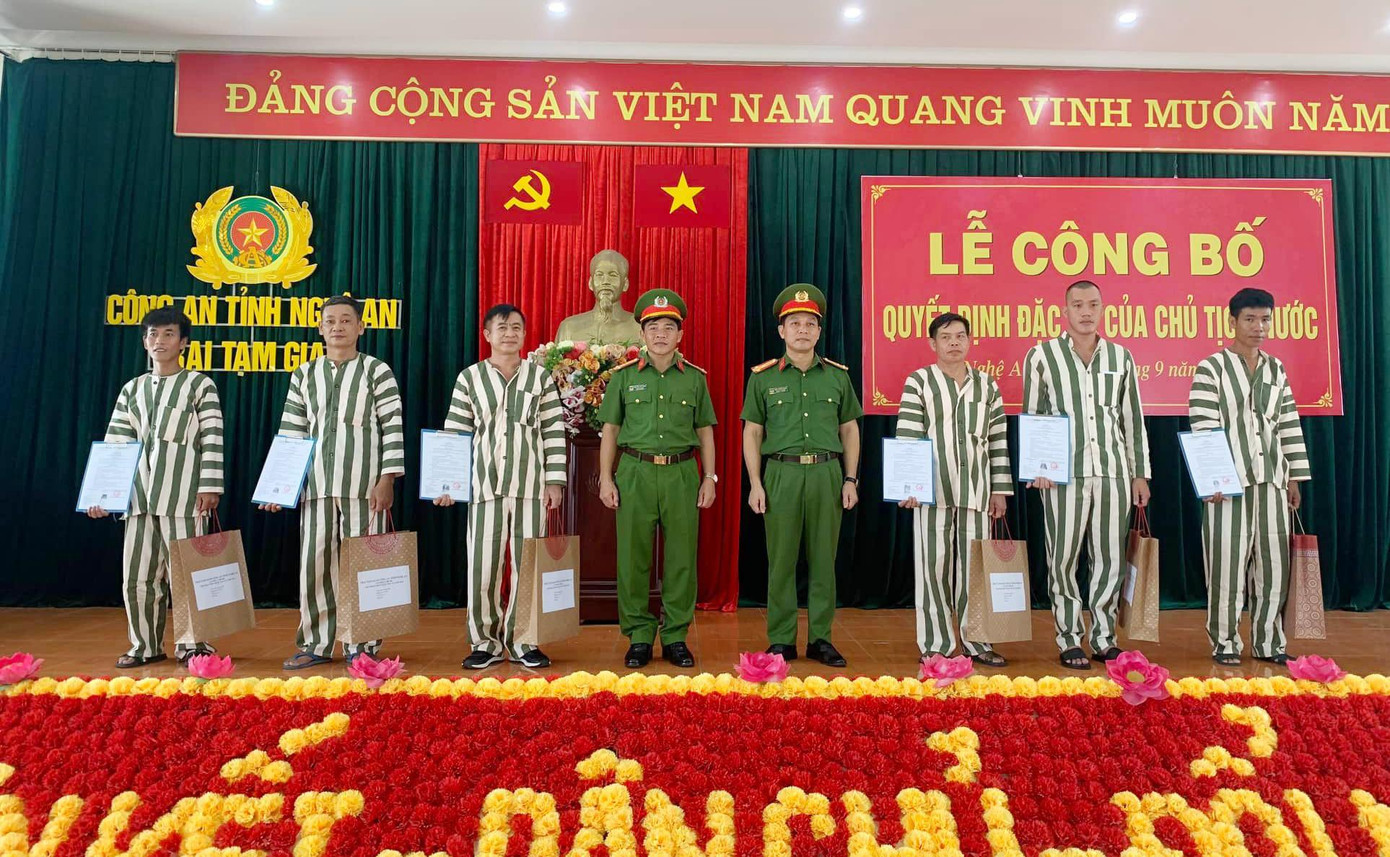 6 phạm nhân được Ban Giám thị trại tạm giam Công an tỉnh Nghệ An trao quyết định đặc xá dịp Quốc khánh 2/9.