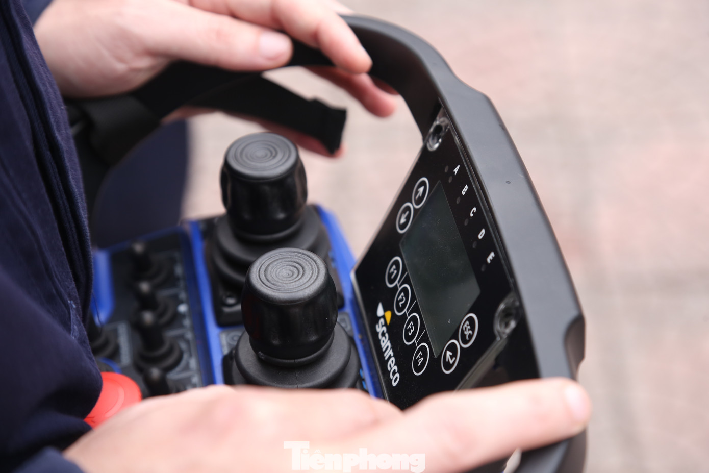 Robot sử dụng bộ điều khiển bằng tay vận hành trong bán kính 300m, đảm bảo an toàn cho lực lượng tham gia chữa cháy trong những vụ cháy phức tạp, tiềm ẩn nhiều nguy cơ.