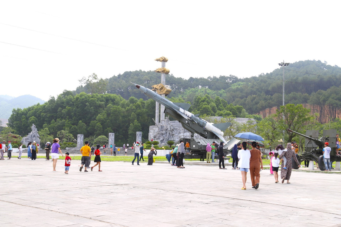 Không chỉ là một trong những địa chỉ đỏ giáo dục truyền thống yêu nước, truyền thống cách mạng cho thế hệ trẻ mà Truông Bồn đã trở thành một điểm du lịch tâm linh, thu hút đông đảo nhân dân, du khách trong và ngoài nước.