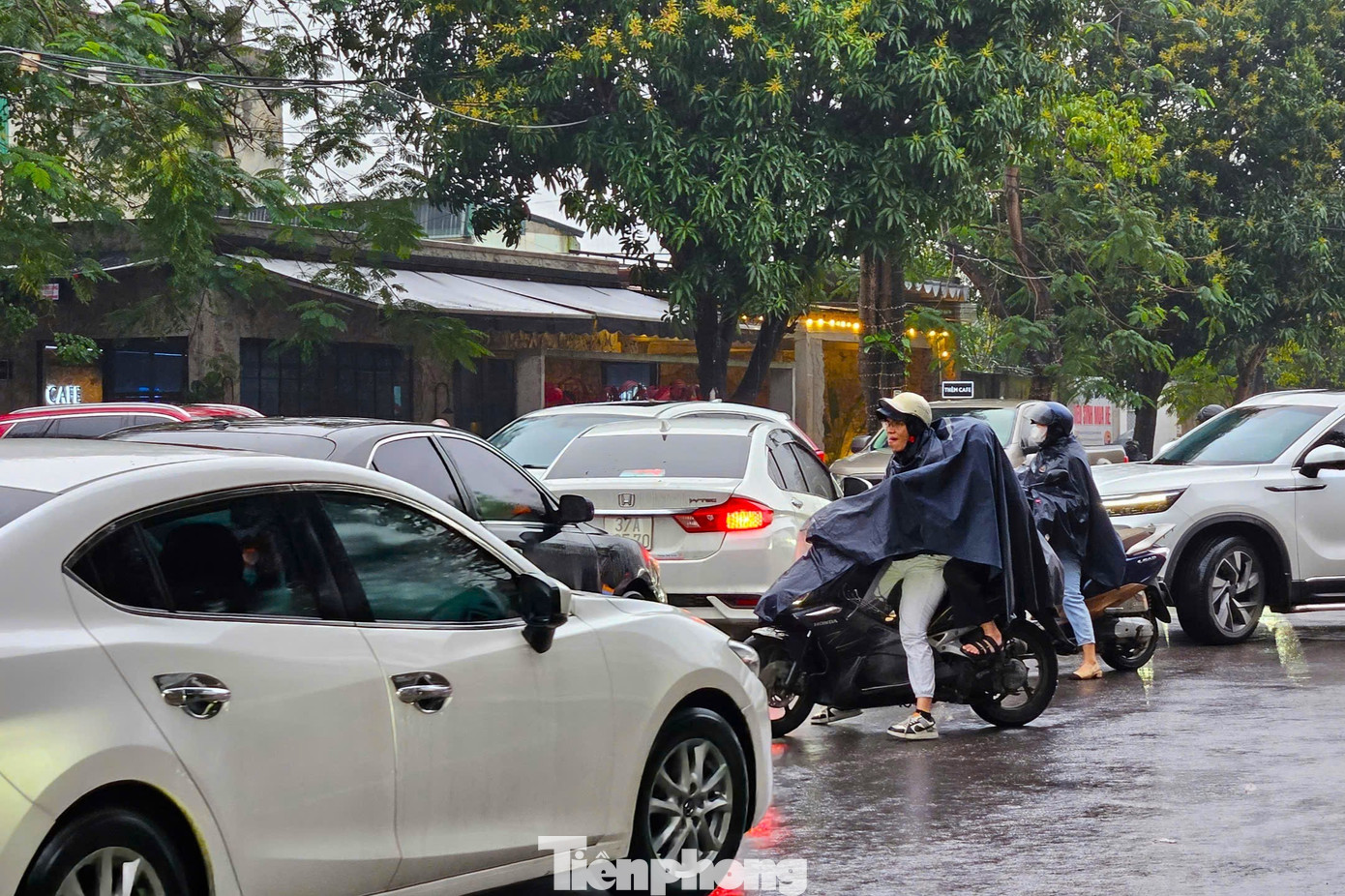 Giờ tan tầm, học sinh đi học về, người dân tan sở nên lượng người đổ ra đường đông hơn.