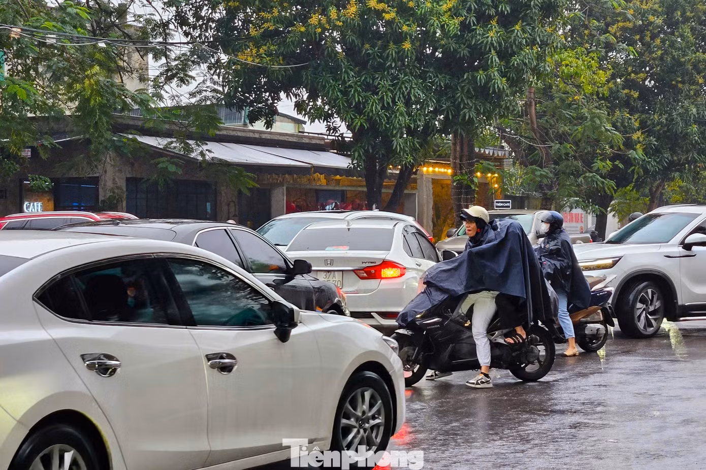 Giờ tan tầm, học sinh đi học về, người dân tan sở nên lượng người đổ ra đường đông hơn.