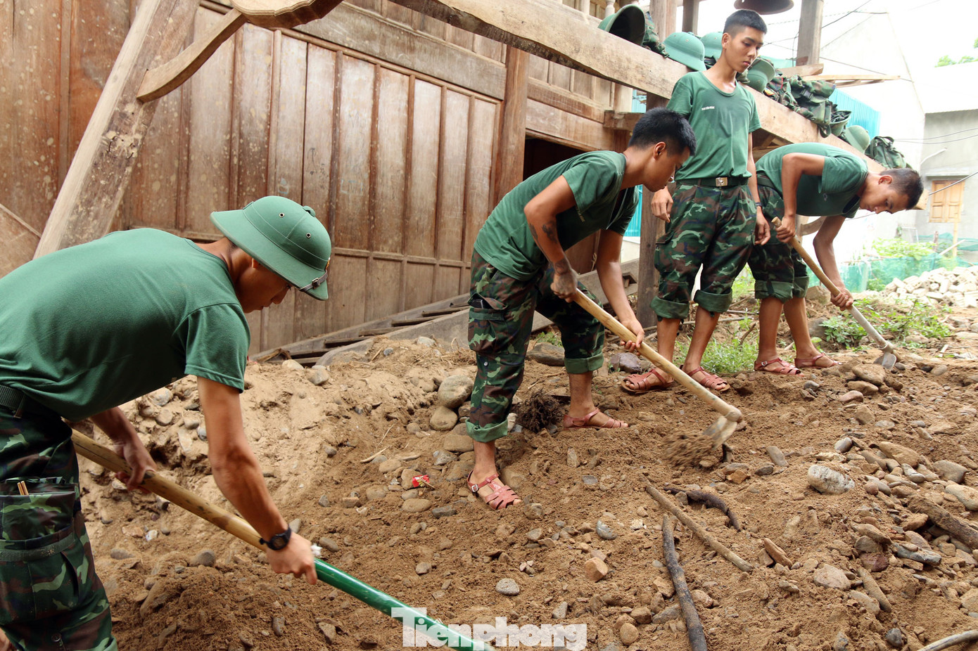 Bên nhà văn hóa, căn nhà sàn bị lũ xô xiêu vẹo và hư hỏng nặng cũng đang được các cán bộ, chiến sĩ khắc phục lại.