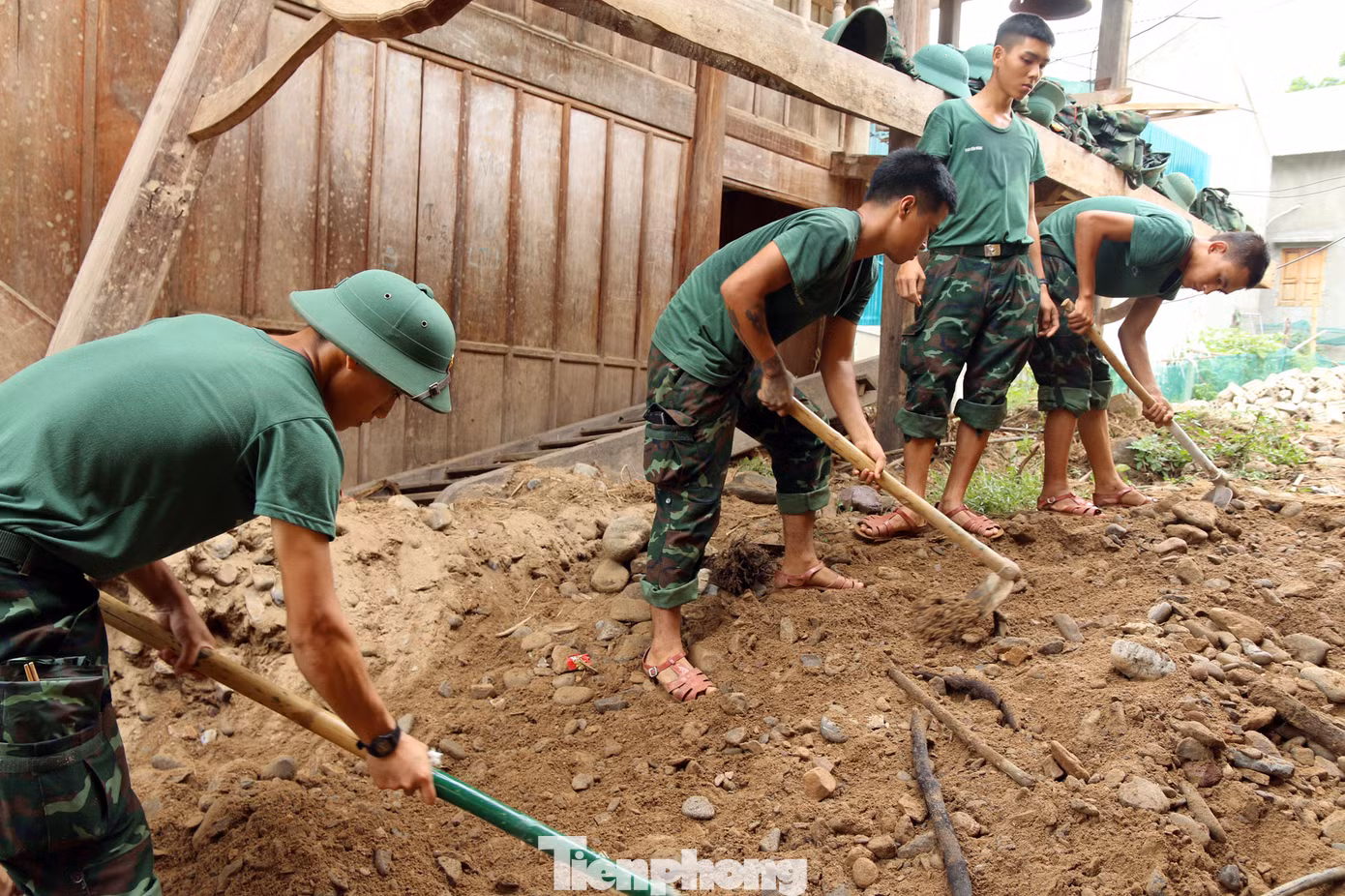 Bên nhà văn hóa, căn nhà sàn bị lũ xô xiêu vẹo và hư hỏng nặng cũng đang được các cán bộ, chiến sĩ khắc phục lại.