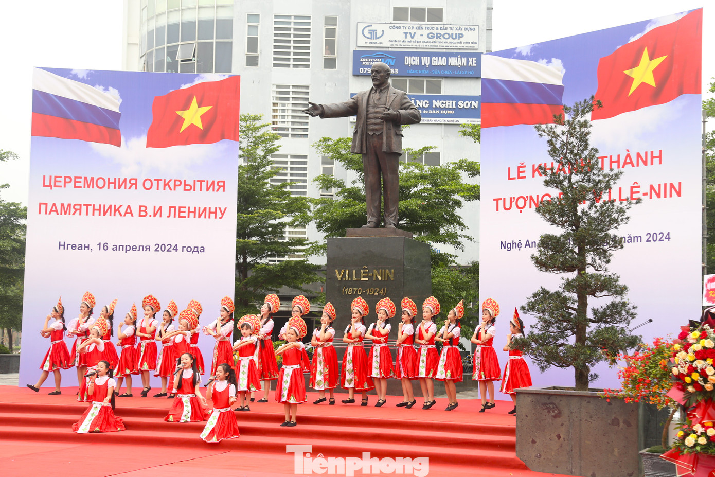 Thiếu nhi biểu diễn văn nghệ tại lễ khánh thành.