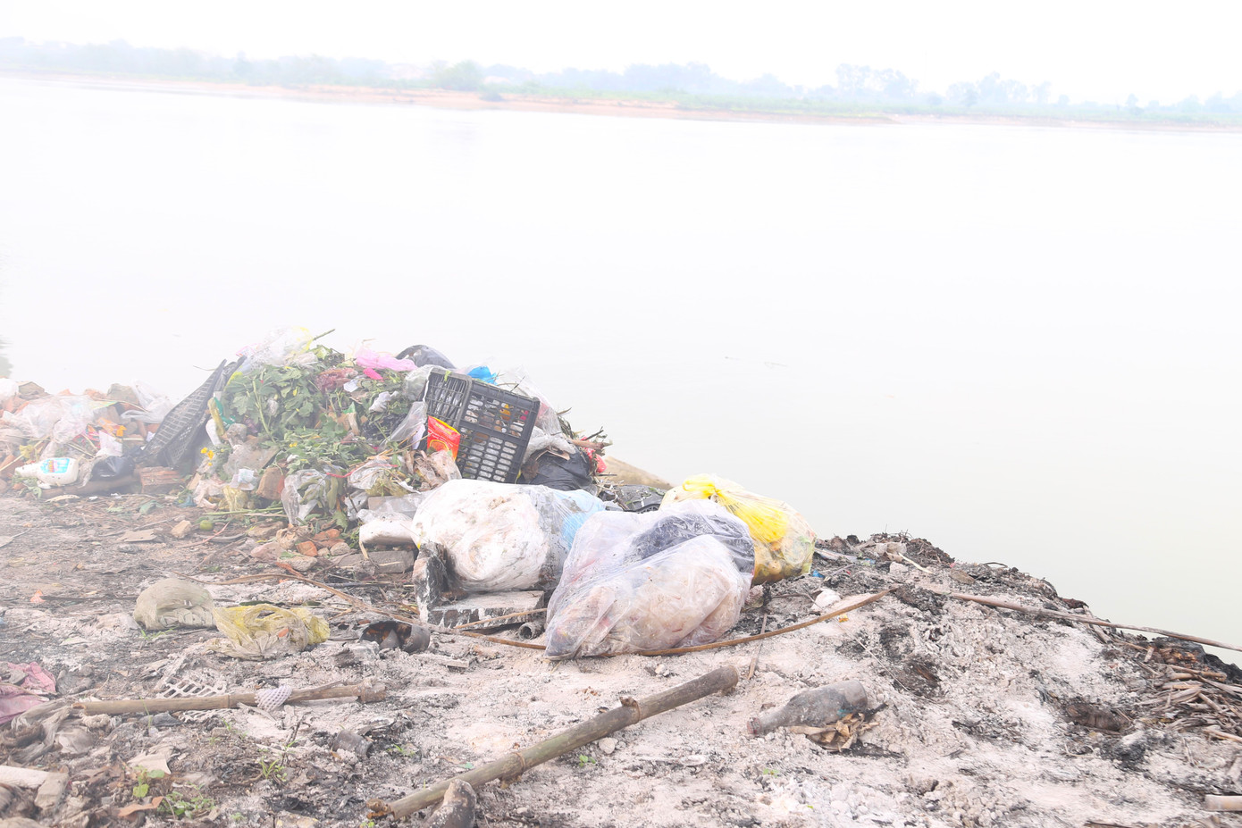 Nhiều bãi rác bị đốt tại chỗ gây ô nhiễm môi trường.