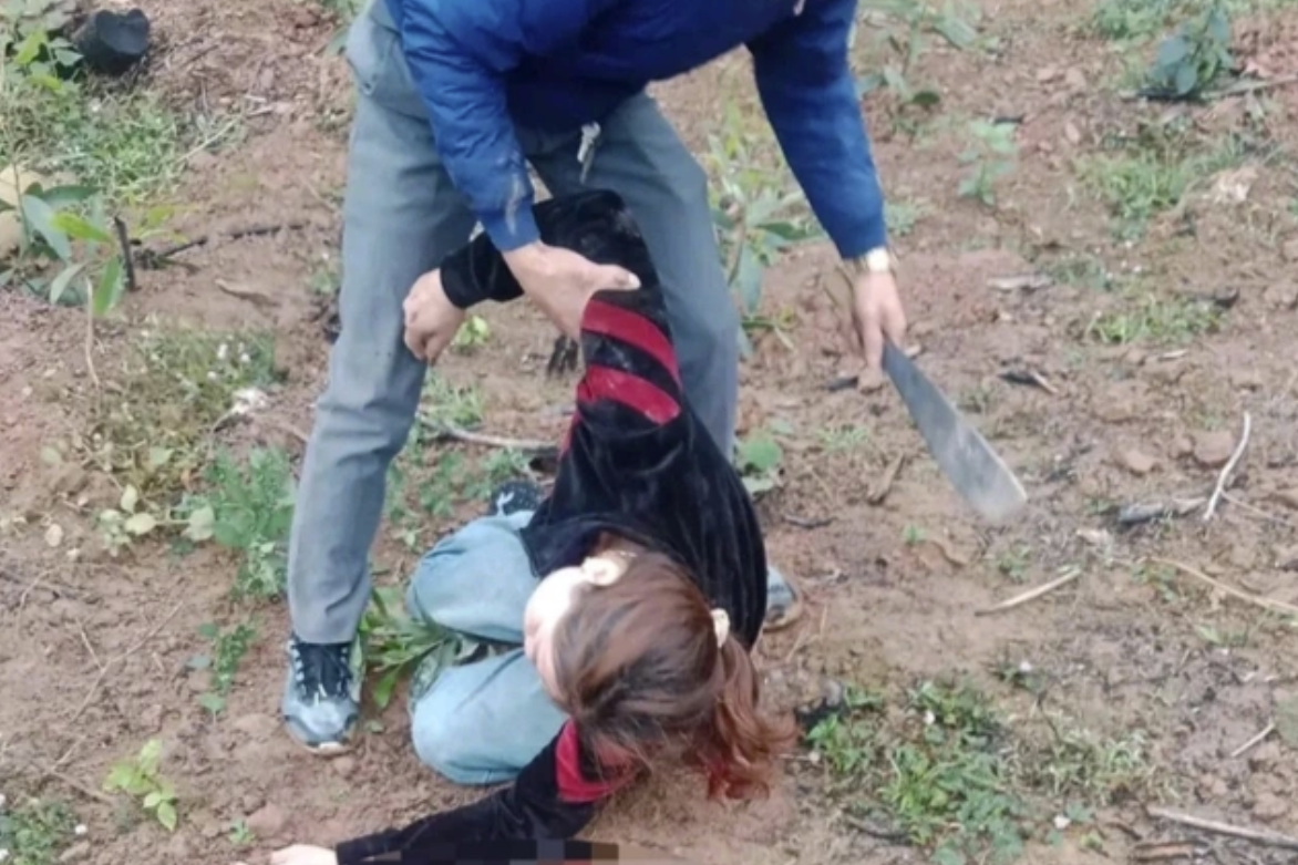 Hình ảnh người phụ nữ bị người đàn ông dùng dao đe dọa. Ảnh chụp màn hình