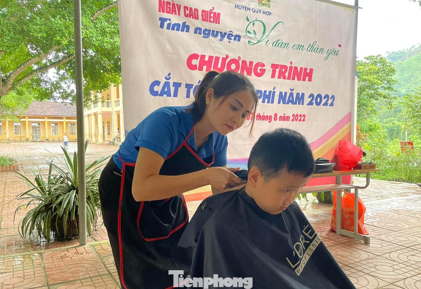 Cắt tóc miễn phí cho 100 em học sinh nghèo.