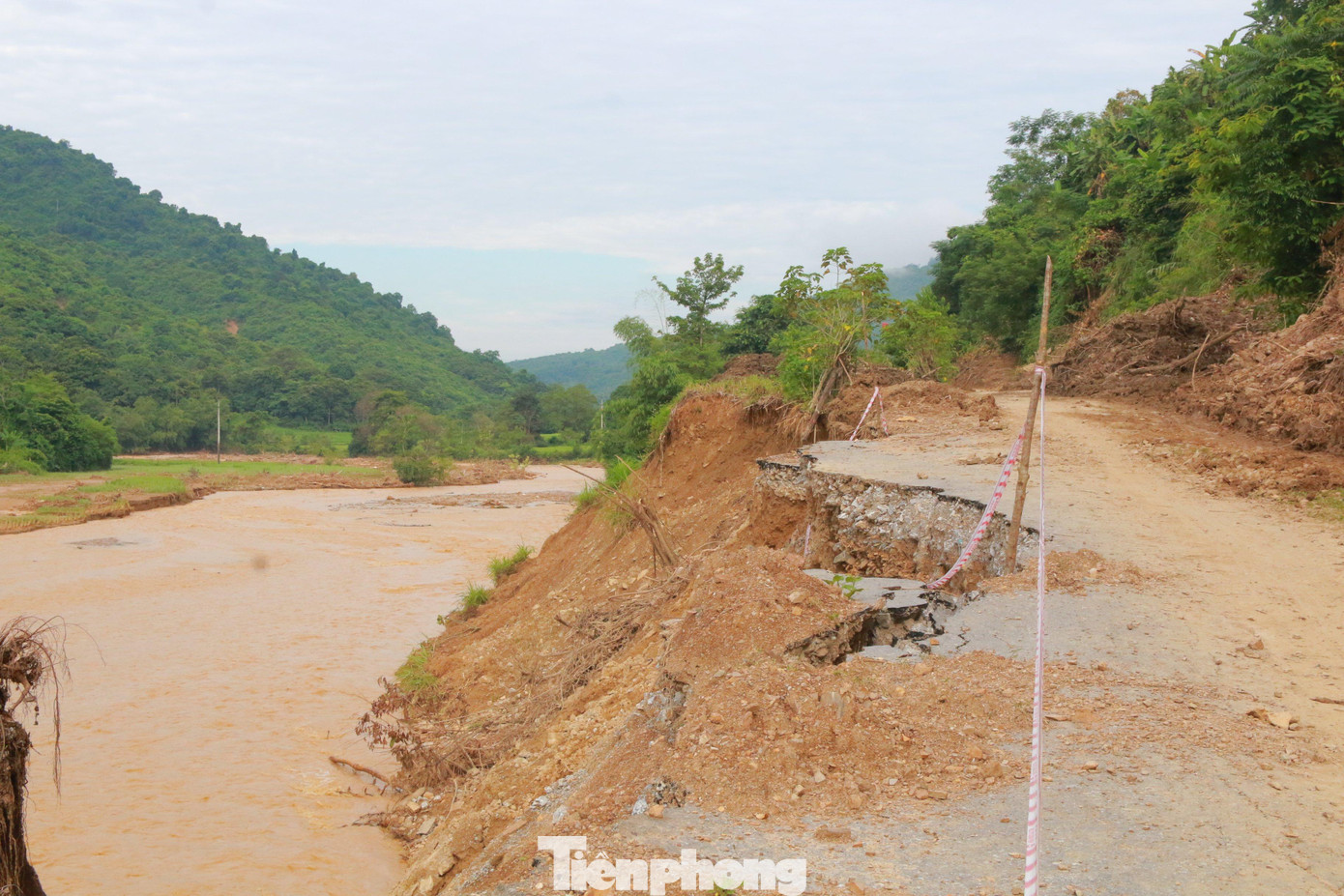Nhiều tuyến đường bị sạt lở nghiêm trọng