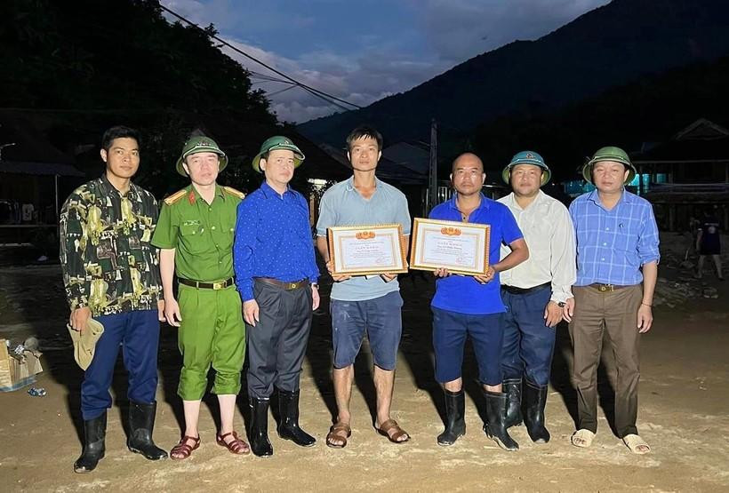 Trưởng bản Hòa Sơn, anh Vi Văn Truyền cùng anh Lê Minh Hương được UBND huyện Kỳ Sơn tặng Giấy khen trước đó.