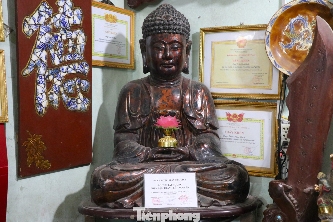 Hai bức tượng Phật A Di Đà, chất liệu gỗ, có niên đại khoảng 200 năm.