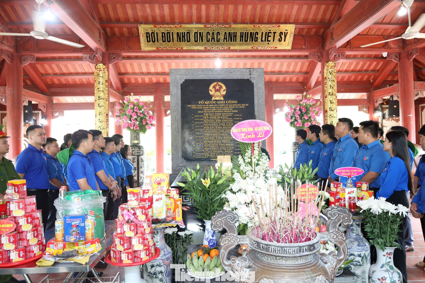 Đoàn bày tỏ sự tri ân sâu sắc tại mộ tập thể của 13 anh hùng, liệt sĩ Thanh niên xung phong Đại đội 317 và tại nhà tưởng niệm 1.240 anh hùng liệt sĩ.