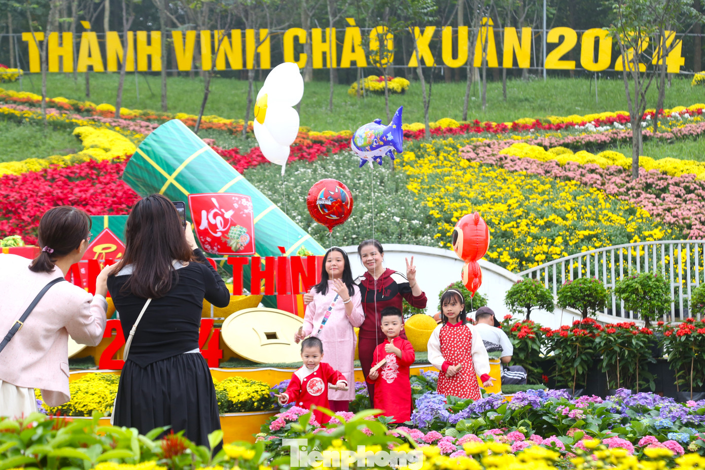 Hơn 60 loại hoa, cây cảnh với hơn 110.000 bông, phân bổ khắp con đường hoa ở TP Vinh.