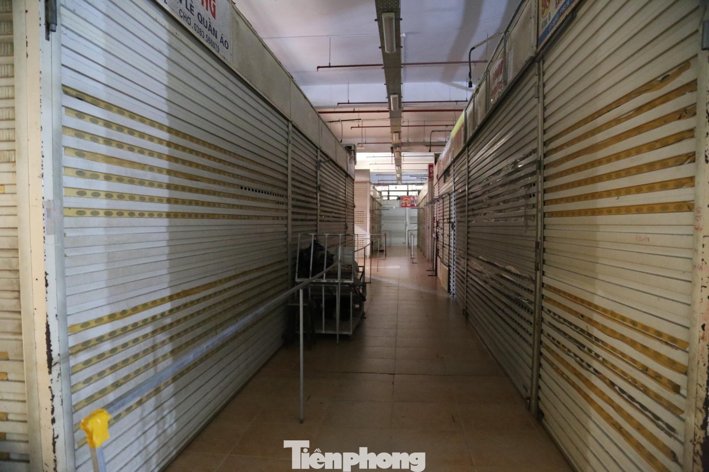 Theo thống kê của BQL chợ Vinh, từ ra Tết đến nay, qua xét nghiệm sàng lọc đã ghi nhận 14 ca nhiễm COVID-19 là tiểu thương tại chợ. Những tiểu thương này buộc phải đóng quán, nghỉ bán hàng để chữa trị, những ki-ốt bên cạnh nếu tiếp xúc gần, nguy cơ cao cũng phải tự giác cách ly để đảm bảo an toàn.