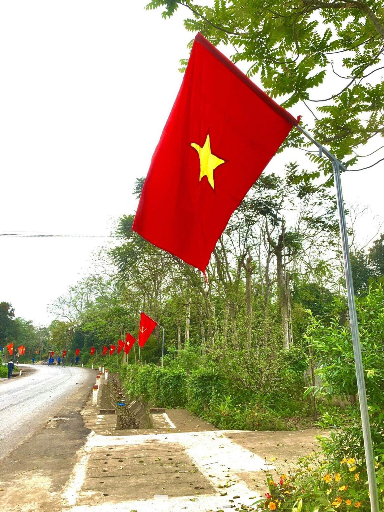 Công trình “Đường cờ thanh niên” chính là cách làm khẳng định sự đóng góp cụ thể, thiết thực, ý nghĩa nhất của cán bộ, đoàn viên thanh niên, các nhà hảo tâm và nhân dân xã nhà trong quá trình tham gia chương trình xây dựng nông thôn mới, thể hiện tinh thần xung kích, sáng tạo của tuổi trẻ.