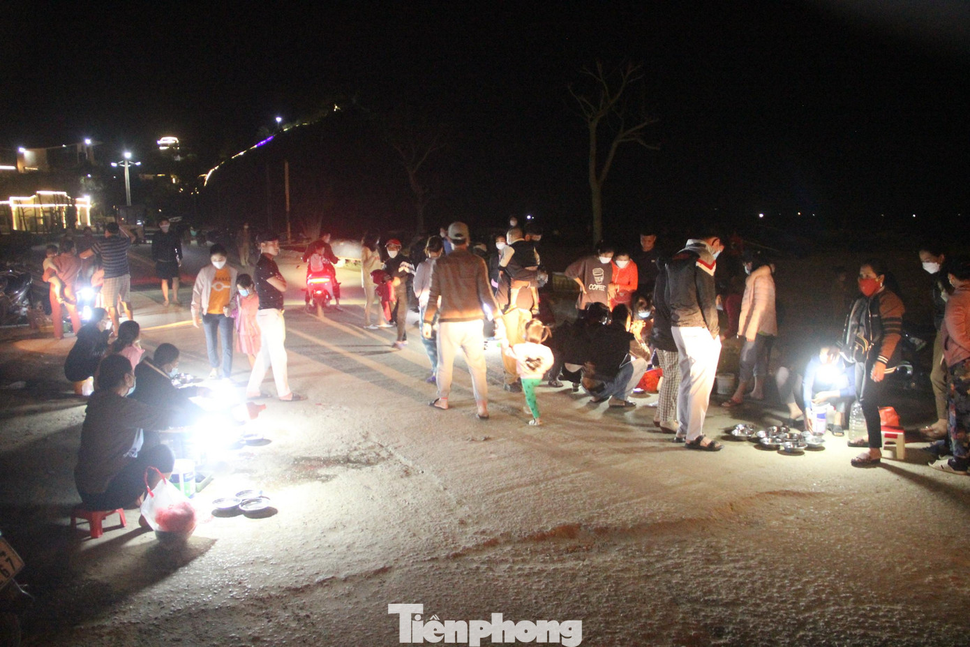 Mực nháy sau khi được câu về sẽ được người dân tập trung bán tại tuyến đường lên đảo Lan Châu, thuộc phường Nghi Thủy (TX Cửa Lò). Cứ khoảng 7 - 8 giờ tối hằng ngày, tại khu vực này, người dân cũng như du khách thập phương tập trung đông đúc, nhộn nhịp để mua những mớ mực nháy tươi rói đầu mùa. Mực nháy sau khi được câu về sẽ được người dân tập trung bán tại tuyến đường lên đảo Lan Châu, thuộc phường Nghi Thủy (TX Cửa Lò). Cứ khoảng 7 - 8 giờ tối hằng ngày, tại khu vực này, người dân cũng như du khách thập phương tập trung đông đúc, nhộn nhịp để mua những mớ mực nháy tươi rói đầu mùa.