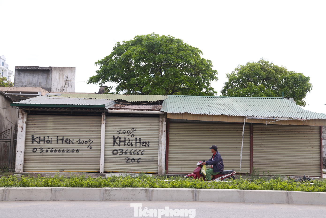 Ghi nhận của PV, tại vị trí này có ba thửa đất, cùng cửa hàng, ki ốt kinh doanh của người dân. Hiện, người dân không còn kinh doanh nhưng do chưa thống nhất được mức giá đền bù nên chưa di dời.