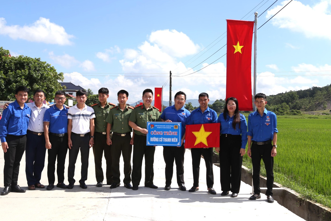 Chị Nguyễn Phương Thúy- Phó Bí thư Tỉnh Đoàn trao tặng công trình “Đường cờ thanh niên” tại xã Hưng Lĩnh, huyện Hưng Nguyên.