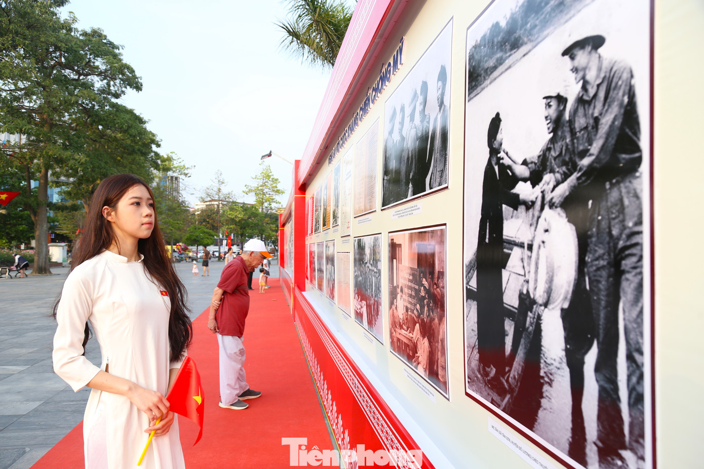 Nguyễn Lan Anh (sinh viên năm 2, Trường Đại học Vinh) cho hay: “Là một người trẻ, em luôn tự hào, biết ơn các Anh hùng liệt sỹ đã hi sinh để đổi lấy hòa bình độc lập ngày hôm nay. Thông qua những bức ảnh, tư liệu được trưng bày, góp phần bồi đắp niềm tin, khơi dậy khát vọng cống hiến của thế hệ trẻ, quyết tâm xây dựng quê hương ngày càng giàu mạnh, văn minh”. Nguyễn Lan Anh (sinh viên năm 2, Trường Đại học Vinh) cho hay: “Là một người trẻ, em luôn tự hào, biết ơn các Anh hùng liệt sỹ đã hi sinh để đổi lấy hòa bình độc lập ngày hôm nay. Thông qua những bức ảnh, tư liệu được trưng bày, góp phần bồi đắp niềm tin, khơi dậy khát vọng cống hiến của thế hệ trẻ, quyết tâm xây dựng quê hương ngày càng giàu mạnh, văn minh”.
