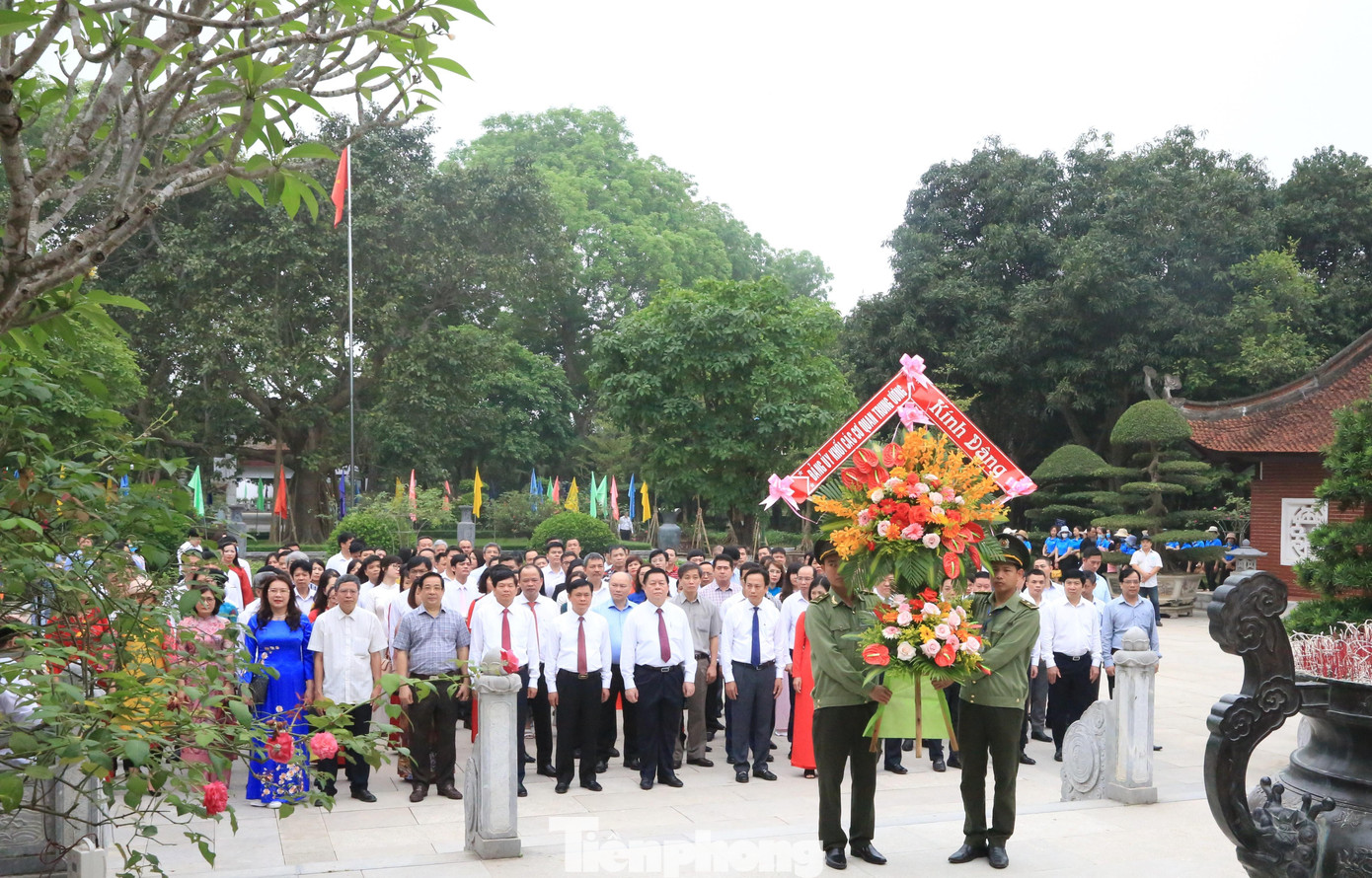 Đoàn đại biểu Ban Tuyên giáo Trung ương, Đảng ủy Khối các cơ quan Trung ương và lãnh đạo tỉnh Nghệ An dâng hoa tưởng niệm Chủ tịch Hồ Chí Minh. Đoàn đại biểu Ban Tuyên giáo Trung ương, Đảng ủy Khối các cơ quan Trung ương và lãnh đạo tỉnh Nghệ An dâng hoa tưởng niệm Chủ tịch Hồ Chí Minh.