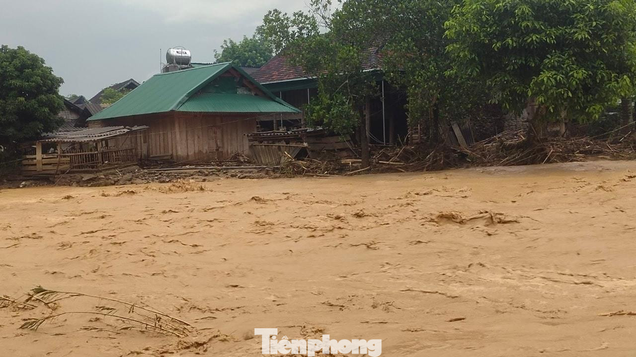 Đầu tháng 9/2022, huyện Kỳ Sơn liên tiếp phải hứng chịu 2 đợt mưa lũ lớn gây thiệt hại nghiêm trọng (từ ngày 4 - 5/9 và 7 - 11/9). Mặc dù đã xảy ra nhiều ngày tuy nhiên đến nay, công tác khắc phục vẫn còn nhiều khó khăn.