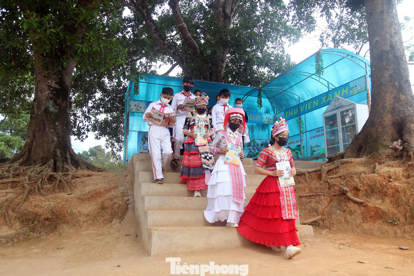 Ông Phan Văn Thiết – Trưởng phòng Giáo dục và Đào tạo huyện Kỳ Sơn chia sẻ: “Mô hình “Thư viện thân thiện”, “Thư viện xanh” được bắt đầu thực hiện từ năm học 2020 – 2021. Ban đầu, Phòng Giáo dục và Đào tạo huyện đã chọn thí điểm sau đó nhân rộng xây dựng mô hình này, sau một thời gian triển khai thực hiện bước đầu tạo được hiệu quả tích cực. Hiện gần 70 trường học trên địa bàn toàn huyện đã triển khai và đưa vào sử dụng mô hình này”.