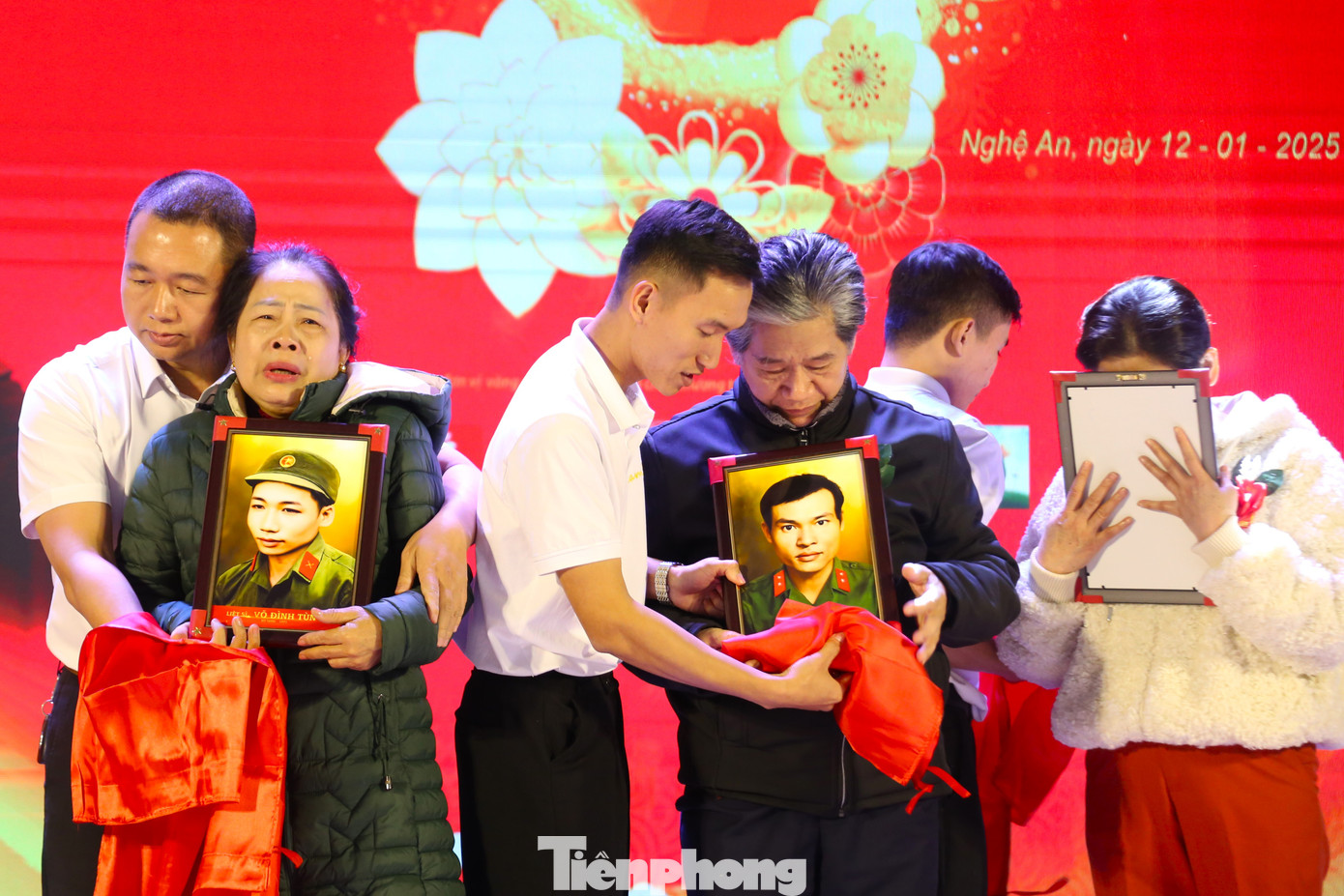 “Tết là thời khắc ai cũng muốn về nhà, đoàn tụ với người thân, được quây quần bên mâm cơm ấm cúng. Nhưng với các gia đình liệt sĩ thì không có được niềm vui ấy. Với dự án đặc biệt này, nhóm mong muốn giúp thân nhân các liệt sĩ có một cuộc đoàn tụ thật ý nghĩa, đưa các liệt sĩ về Tết bằng những bức ảnh”, Lê Quyết Thắng, trưởng nhóm Team Lee chia sẻ.