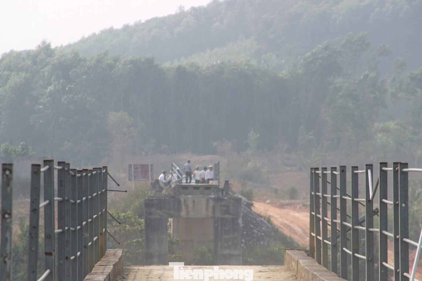 Sau sự cố sập cầu, nhiều người dân hiếu kỳ đã đến hiện trường, tiềm ẩn nhiều rủi ro