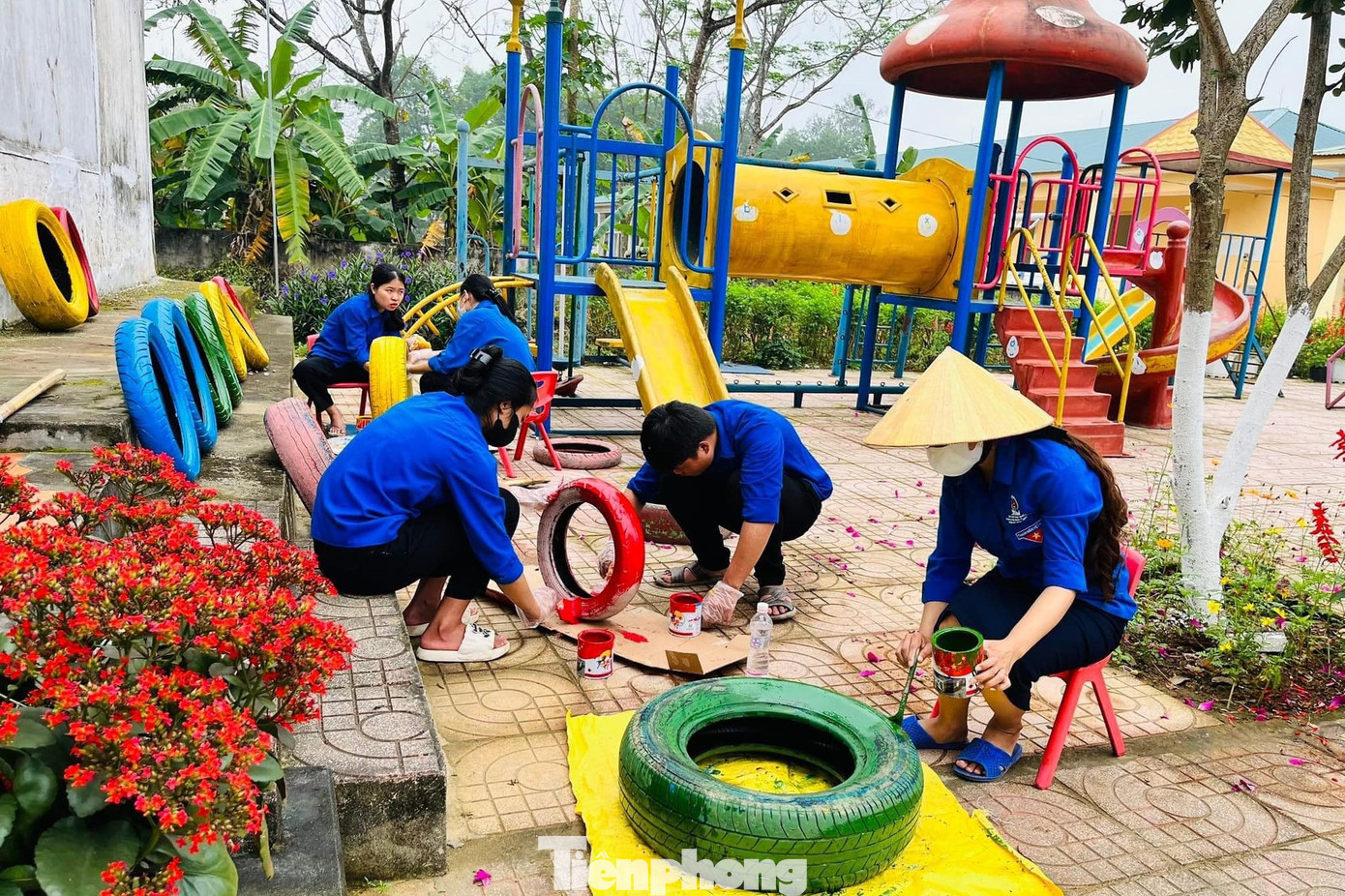 Thực hiện “Hành trình thứ hai của lốp xe”, đoàn viên thanh niên huyện Thanh Chương triển khai công trình sân chơi thể thao ngoài trời từ những vật liệu tái chế. Tận dụng những lốp xe cũ, bằng đôi tay khéo léo, các bạn trẻ đã sáng tạo nên những đồ vật trang trí và nhiều dụng cụ, đồ chơi phong phú khác, hình thành nên điểm vui chơi tại khuôn viên trường mầm non dành cho các em thiếu nhi.