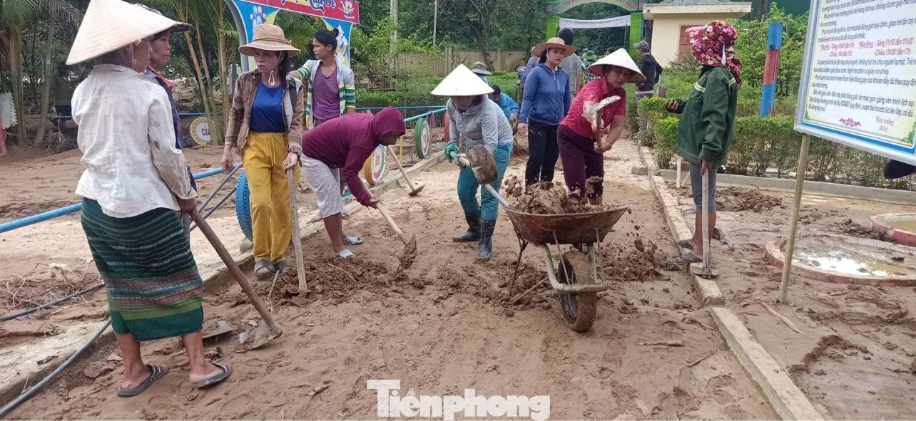 Ghi nhận tại điểm bản La Ngan của trường Mầm non Chiêu Lưu 2 (xã Chiêu Lưu, huyện Kỳ Sơn, Nghệ An), rất đông giáo viên, phụ huynh, lực lượng công an, dân quân tự vệ và đoàn viên thanh niên đang khẩn trương dọn dẹp, vệ sinh sân trường, phòng học. Ghi nhận tại điểm bản La Ngan của trường Mầm non Chiêu Lưu 2 (xã Chiêu Lưu, huyện Kỳ Sơn, Nghệ An), rất đông giáo viên, phụ huynh, lực lượng công an, dân quân tự vệ và đoàn viên thanh niên đang khẩn trương dọn dẹp, vệ sinh sân trường, phòng học.