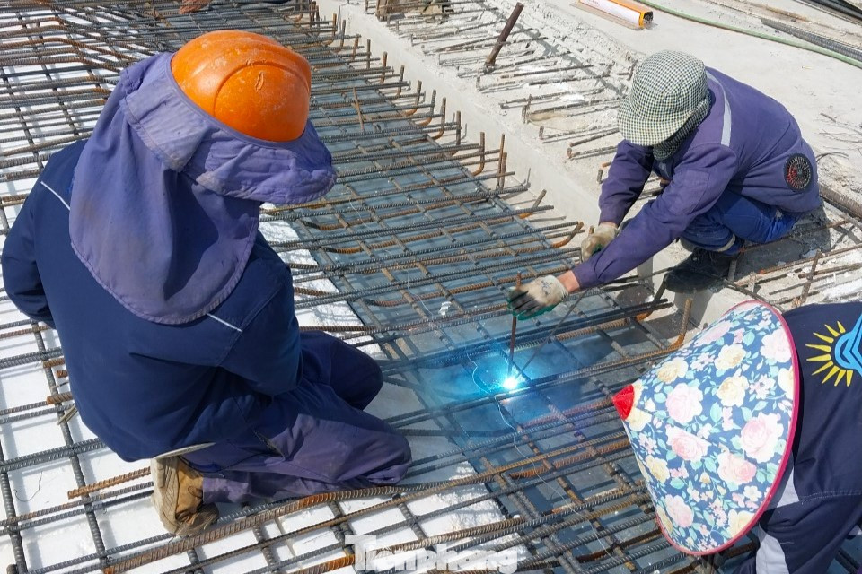 Việc thi công trên cao luôn là thách thức cho các kỹ sư, công nhân.