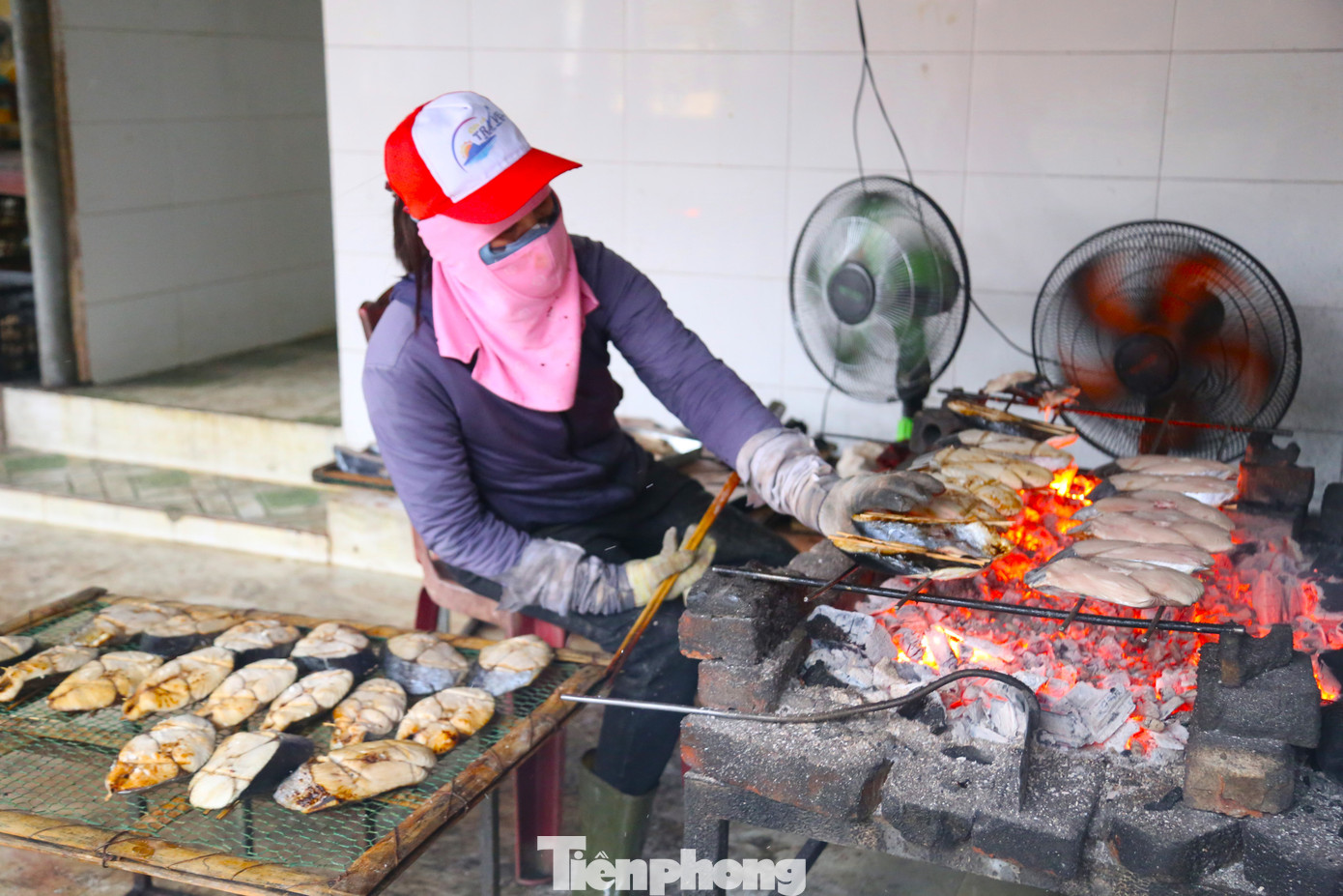 Người nướng cá phải điều chỉnh nhiệt độ, lửa phù hợp bằng cách gạt than và lật đều tay để cá chín đều hai mặt.