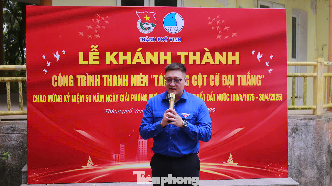 Anh Hồ Đức Việt - Ủy viên Ban Thường vụ Tỉnh Đoàn, Bí thư Thành Đoàn Vinh chia sẻ: "Từ ngày đất nước thống nhất, cột cờ Đại Thắng vẫn đứng hiên ngang nơi cực Nam Nghệ An, trên ngọn núi Quyết bên bờ sông Lam. Tuy nhiên, sau gần 50 năm chống chịu với sự khắc nghiệt của thời tiết, cột cờ đã xuống cấp. Trước tình hình đó, Ban Thường vụ Thành Đoàn Vinh đã tiến hành trùng tu, phục hồi lại nguyên trạng cột cờ. Đây cũng là công trình thanh niên hướng tới chào mừng kỷ niệm 50 năm ngày giải phóng miền Nam, thống nhất đất nước (30/4/1975 - 30/4/2025)”.