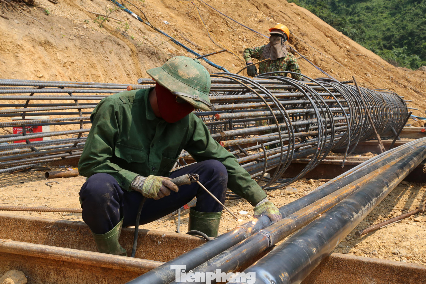 Công ty CP Đầu tư Phúc Thành Hưng đã xin gia hạn đến ngày 10/5/2022 sẽ hoàn tất đường công vụ. Ngoài ra, từ nay đến ngày 30/4 sẽ tăng cường các mũi, đẩy nhanh tiến độ để bù khối lượng còn thiếu hụt.