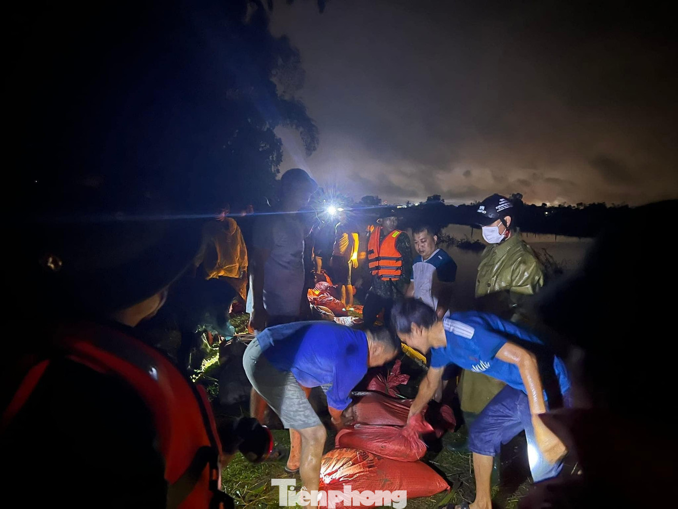 Do ảnh hưởng của hoàn lưu bão số 4. Từ ngày 28/9 đến tối 29/9 trên địa bàn Hưng Nguyên vẫn có mưa to với nước thượng nguồn đổ về đã làm một đoạn đê kênh thấp thuộc khu vực Làng Rào xã Hưng Đạo (huyện Hưng Nguyên, Nghệ An) bị sụt.