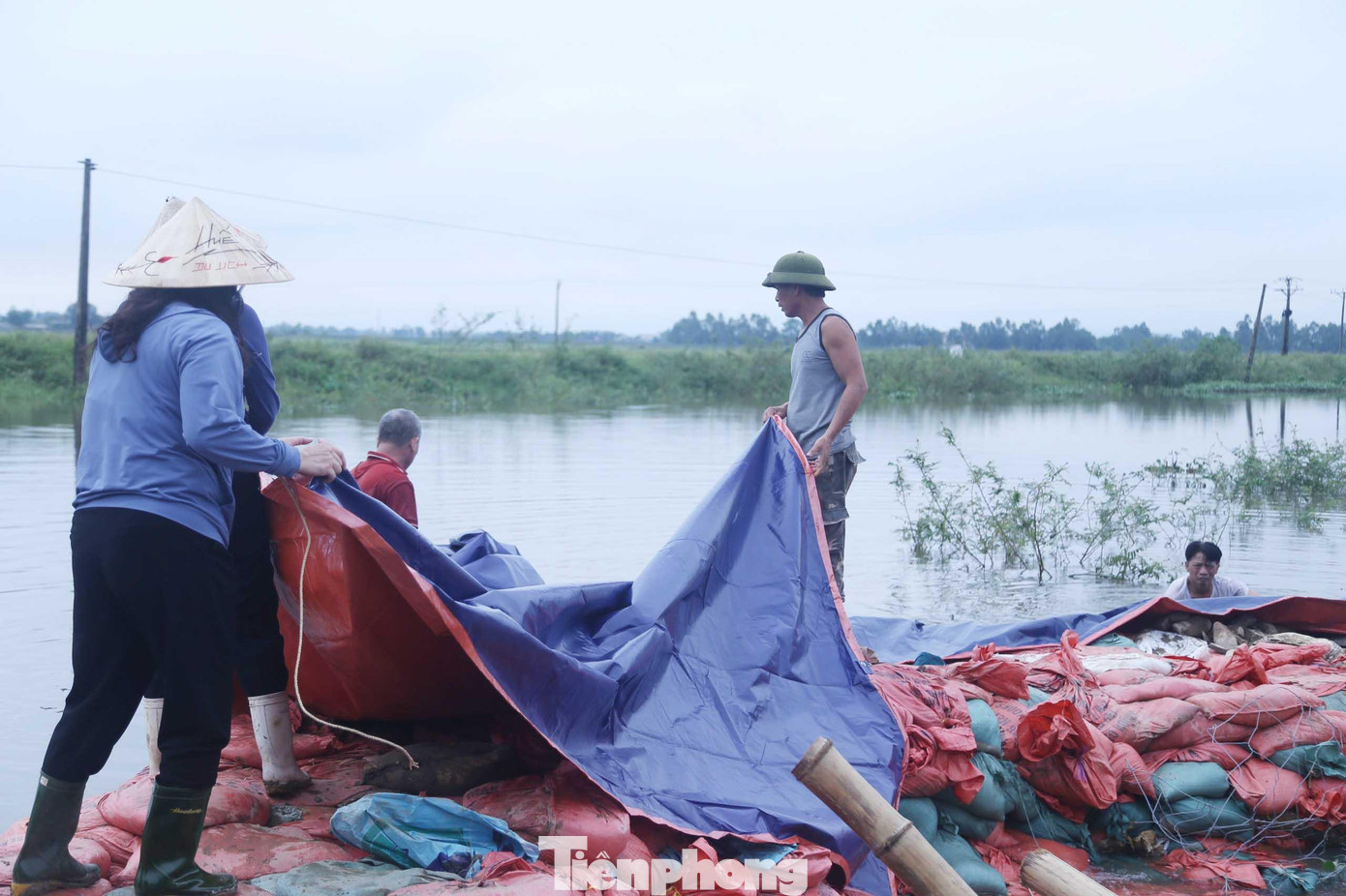 Người dân căng bạt chống rò rỉ sáng 30/9