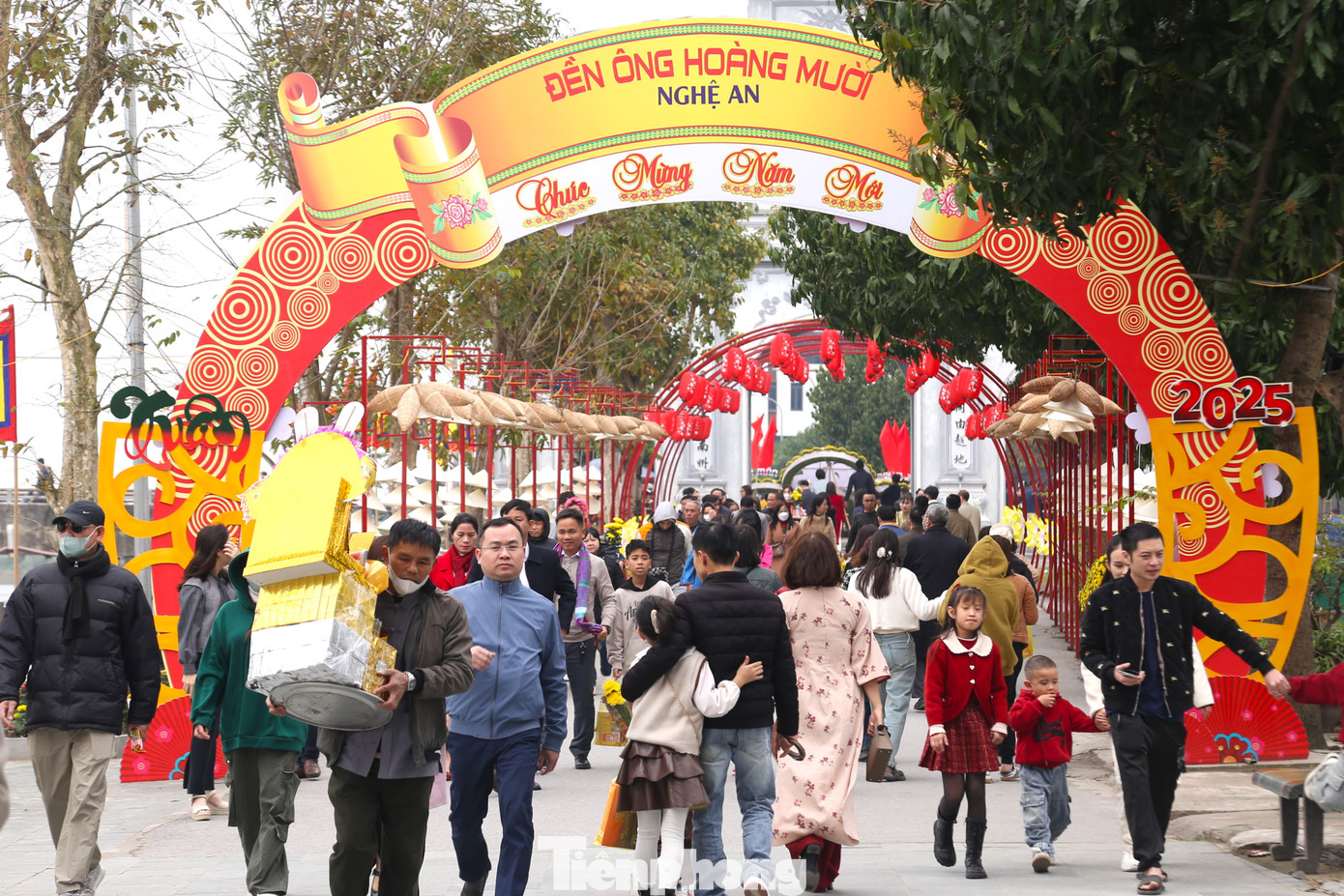 Ghi nhận sáng 29/1 (tức Mùng 1 Tết Ất Tỵ), hàng nghìn người dân và du khách thập phương về Đền Ông Hoàng Mười để dâng hương, dâng lễ cầu một năm mới bình an, hạnh phúc, vạn sự hanh thông. Ghi nhận sáng 29/1 (tức Mùng 1 Tết Ất Tỵ), hàng nghìn người dân và du khách thập phương về Đền Ông Hoàng Mười để dâng hương, dâng lễ cầu một năm mới bình an, hạnh phúc, vạn sự hanh thông.