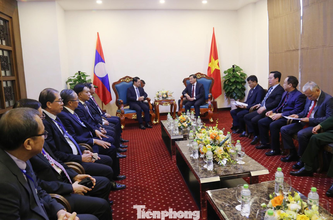 Phó Thủ tướng Chính phủ hai nước gặp thân mật