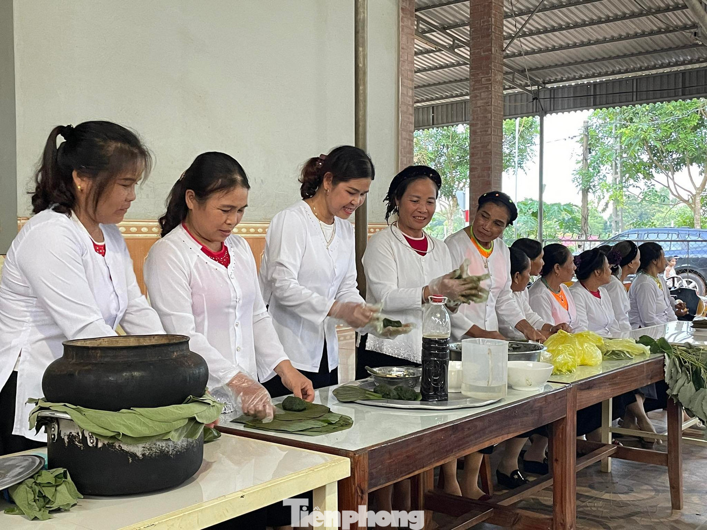 Bà con lấy bột bánh nặn thành từng cục tròn rồi dàn mỏng trong lòng bàn tay, tạo hình bánh tròn, đầy đặn.