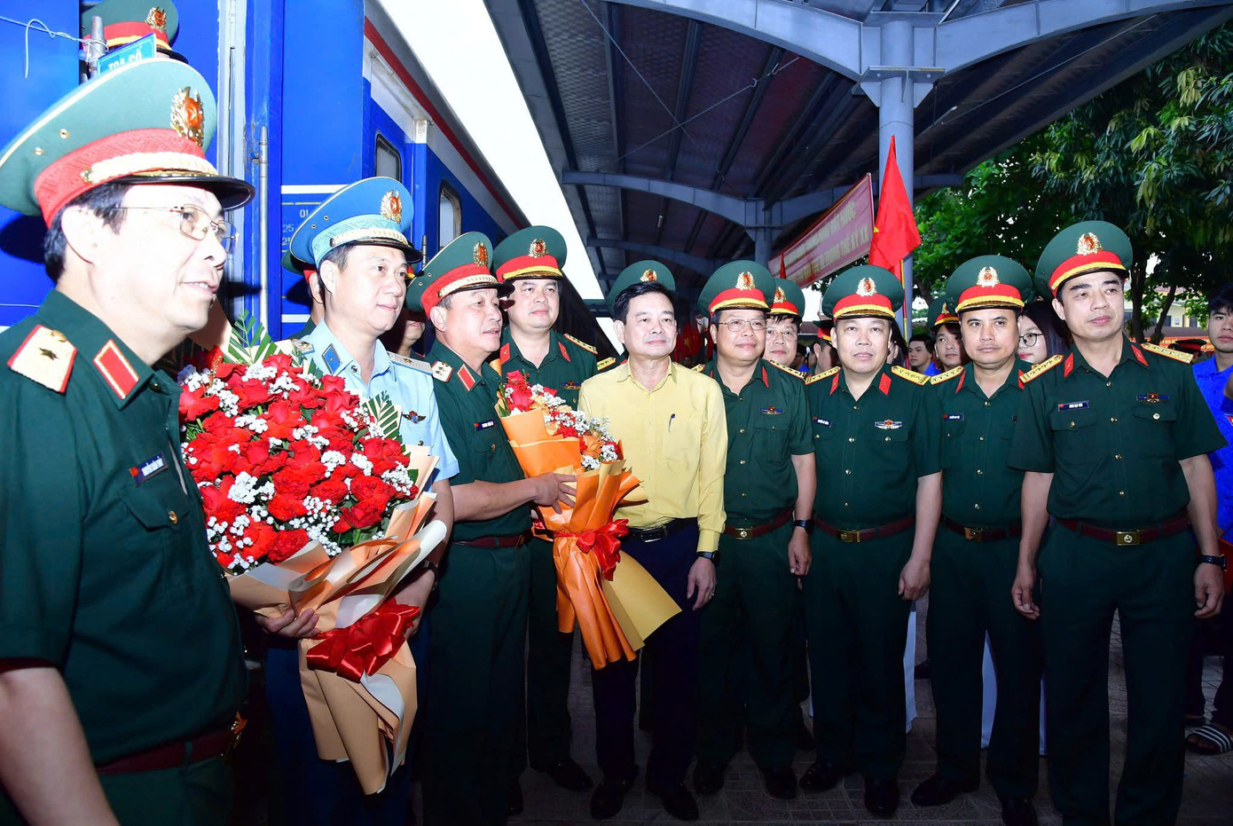 Lãnh đạo Quân khu 4, UBND tỉnh Nghệ An đón lực lượng thực hiện nhiệm vụ diễu binh, diễu hành kỷ niệm 50 năm Ngày Giải phóng miền Nam, thống nhất đất nước tại ga Vinh.