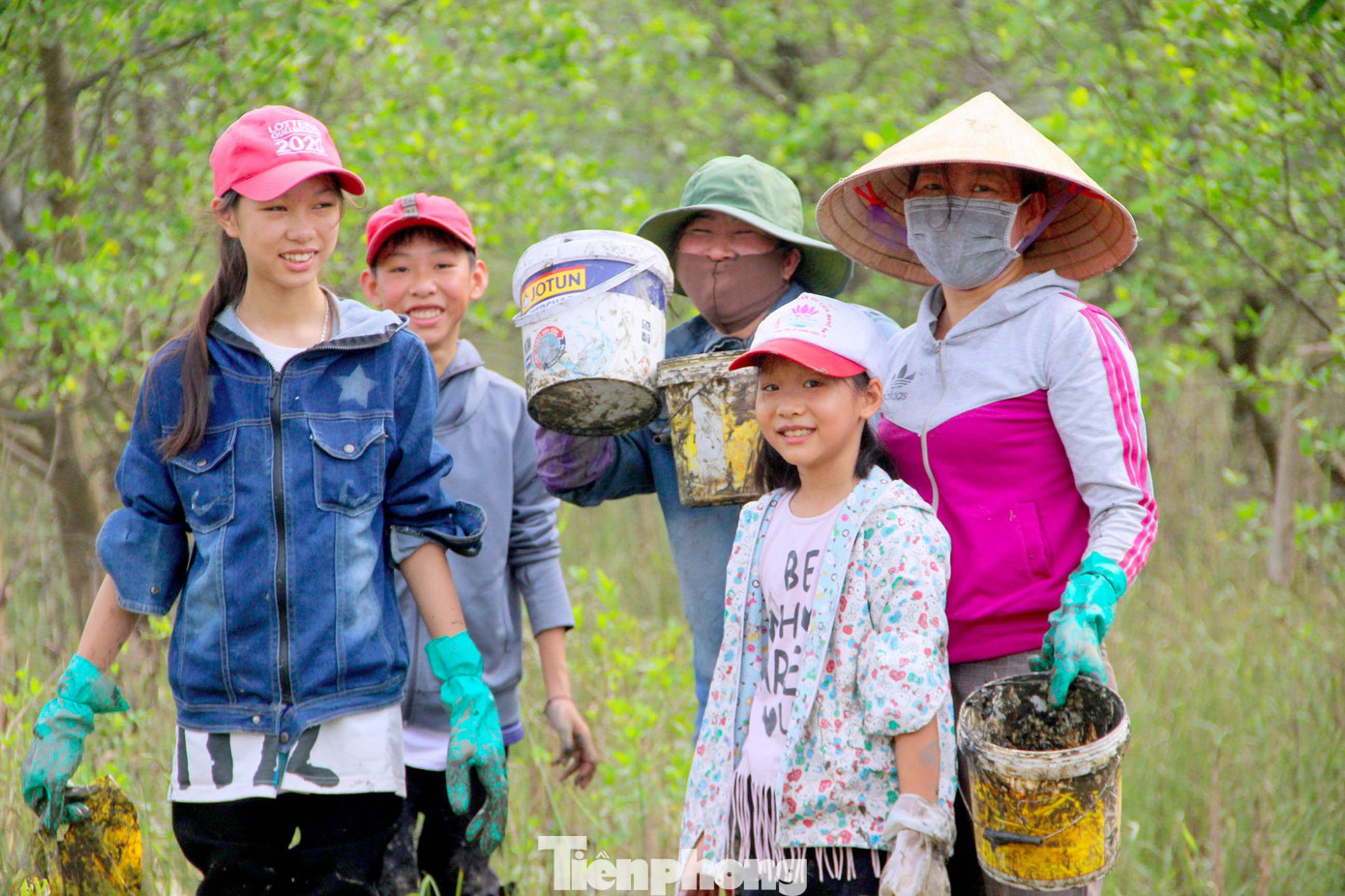 Hàng ngày, người dân vẫn cần mẫn mưu sinh bằng nghề đánh bắt các loại đặc sản ở khu rừng bần. Hàng ngày, người dân vẫn cần mẫn mưu sinh bằng nghề đánh bắt các loại đặc sản ở khu rừng bần.