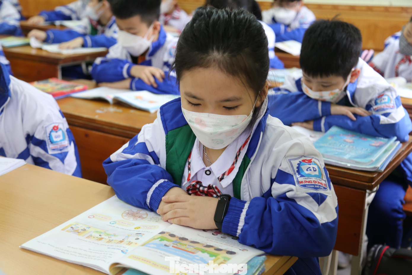 Cô Trịnh Thị Ngọc Lương – Phó Hiệu trưởng trường Tiểu học Hưng Dũng 2 cho biết, trước ngày trở lại trường, cán bộ, giáo viên đã khẩn trương vệ sinh trường lớp, đảm bảo cơ sở vật chất. Nhà trường sẽ tổ chức dạy học 2 buổi/ngày sau khi học sinh trở lại trường thay như chỉ học 1 buổi như trước đây. Theo kế hoạch, năm học này có thể kết thúc muộn hơn và kéo dài đến tháng 6 để các nhà trường tranh thủ thời gian củng cố kiến thức cho học sinh.