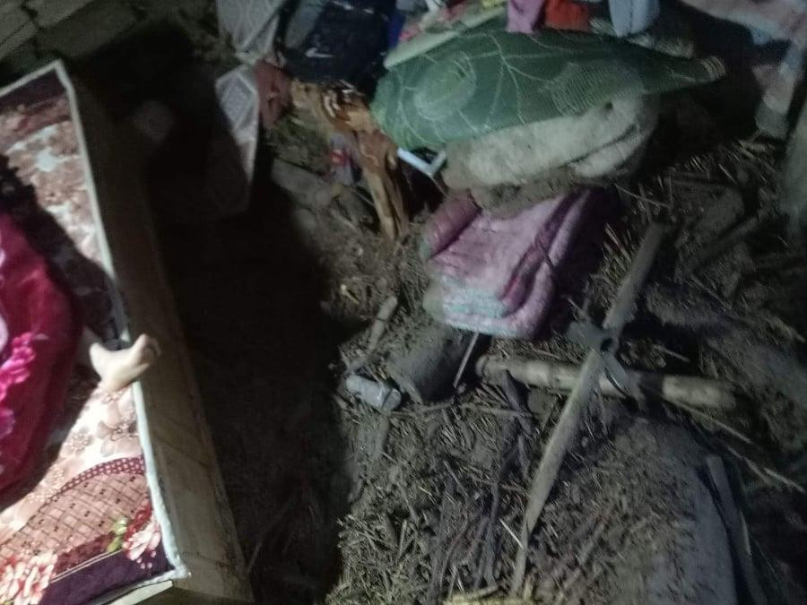 Bùn đất tràn vào nhà ở xã Cắm Muộn